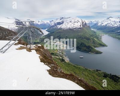 Ein Blick auf die Stadt Loen von der Seilbahn Loen Skylift vom Mount Hoven über dem Nordfjord in Stryn, Vestland, Norwegen, Skandinavien, Europa Stockfoto