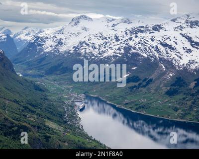 Ein Blick auf die Stadt Loen von der Seilbahn Loen Skylift vom Mount Hoven über dem Nordfjord in Stryn, Vestland, Norwegen, Skandinavien, Europa Stockfoto