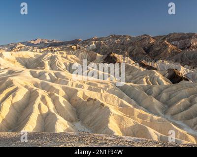 Blick auf Zabriskie Point bei Sonnenuntergang, Amargosa Range, Death Valley National Park, Kalifornien, Vereinigte Staaten von Amerika, Nordamerika Stockfoto