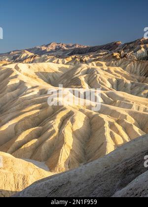 Blick auf Zabriskie Point bei Sonnenuntergang, Amargosa Range, Death Valley National Park, Kalifornien, Vereinigte Staaten von Amerika, Nordamerika Stockfoto