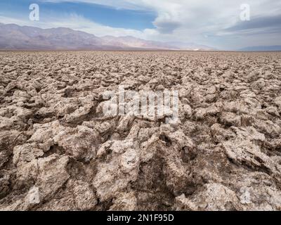 Der Devil's Golf Course, eine große Salzpfanne gefüllt mit Halogensalzkristall, Death Valley National Park, Kalifornien, Vereinigte Staaten von Amerika Stockfoto