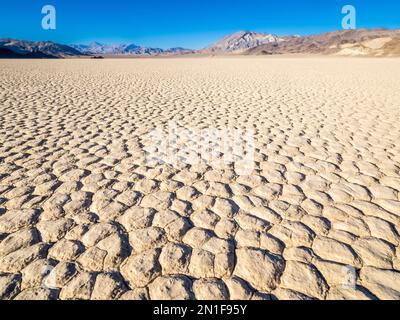 Die Rennstrecke, ein playa oder ein ausgetrockneter See, im Death Valley National Park, Kalifornien, USA, Nordamerika Stockfoto