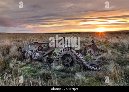 Die Überreste eines Cruiser, Mk I (A9) Panzers auf den Mooren von Teesdale, County Durham, Großbritannien. Dieser Panzer wurde als lebendes Feuerziel verwendet, als das Gebiet PA war Stockfoto