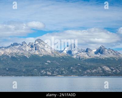 Blick auf die Anden und den Wald Notofagus in Lago Acigami, Tierra del Fuego, Argentinien, Südamerika Stockfoto