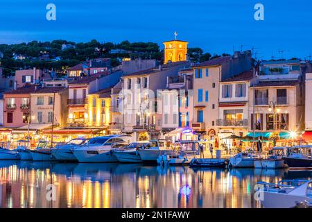 The Harbour at Cassis at Dusk, Cassis, Bouches du Rhone, Provence-Alpes-Cote d'Azur, Frankreich, Westeuropa Stockfoto