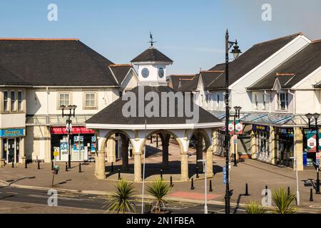 Eintritt zum Castle Court Shopping Centre mit Uhrenturm und Postamt. Caerphilly, Gwent, Südwales, Großbritannien, Großbritannien Stockfoto