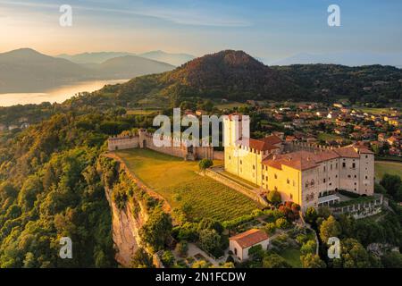 La Rocca di Angera, Angera, Lago Maggiore, Piedmont, italienische Seen, Italien, Europa Stockfoto