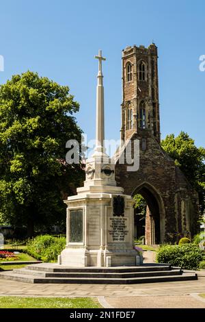 War Memorial und Greyfriar's Tower in Tower Gardens. The Walks, Kings Lynn, Norfolk, England, Großbritannien, Großbritannien Stockfoto