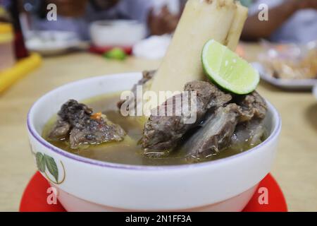 Es ist Kaledo, ein exklusives traditionelles Essen von Palu in Central Sulawesi. Kaledo ist eine Trabersuppe aus den Füßen und dem Knochenmark der Kuh Stockfoto