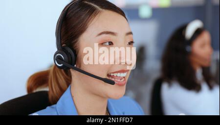 Callcenter, Telemarketing und Beratung für das Gesicht einer Frau, Unterstützung und Online-Hilfe in crm. Kontaktieren Sie uns, Kommunikation und Kundenservice in Asien Stockfoto
