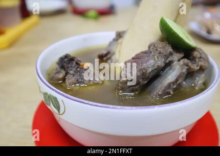 Es ist Kaledo, ein exklusives traditionelles Essen von Palu in Central Sulawesi. Kaledo ist eine Trabersuppe aus den Füßen und dem Knochenmark der Kuh Stockfoto