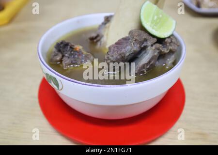 Es ist Kaledo, ein exklusives traditionelles Essen von Palu in Central Sulawesi. Kaledo ist eine Trabersuppe aus den Füßen und dem Knochenmark der Kuh Stockfoto