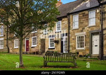 Alte Steinhäuser in einer Dorfstraße im North York Moors National Park. Osmotherley, Northallerton, North Yorkshire, England, Vereinigtes Königreich, Großbritannien Stockfoto