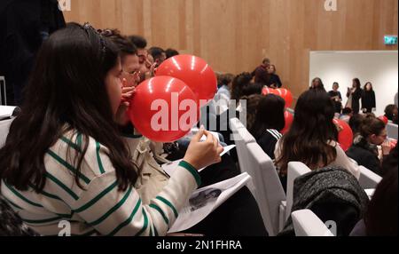 Israelische jüdische und arabische Studenten blasen während einer Darbietung des israelischen Künstlers Mordechai (Motti) Mizrachi Ballons auf, der während einer Konferenz über Rebellion im neuen Gebäude der Bezalel School of Art in Migrash HaRusim (russisches Gelände) in West-Jerusalem-Israel politisch engagierte konzeptionelle Werke erstellt Stockfoto