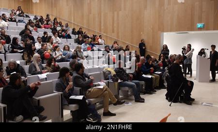 Israelische jüdische und arabische Studenten blasen während einer Darbietung des israelischen Künstlers Mordechai (Motti) Mizrachi Ballons auf, der während einer Konferenz über Rebellion im neuen Gebäude der Bezalel School of Art in Migrash HaRusim (russisches Gelände) in West-Jerusalem-Israel politisch engagierte konzeptionelle Werke erstellt Stockfoto