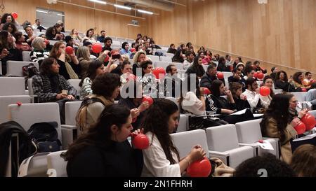 Israelische jüdische und arabische Studenten blasen während einer Darbietung des israelischen Künstlers Mordechai (Motti) Mizrachi Ballons auf, der während einer Konferenz über Rebellion iin politisch engagierte konzeptionelle Werke erstellt. Das neue Gebäude der Bezalel School of Art befindet sich in Migrash HaRusim (russisches Gelände) in West-Jerusalem Israel Stockfoto