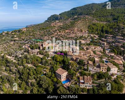 Aerial of the Mountain Village of Deia, Serra de Tramuntana, UNESCO-Weltkulturerbe, Mallorca, Balearen, Spanien, Mittelmeer, Europa Stockfoto