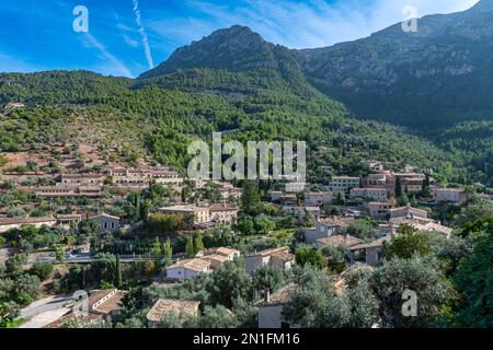 Aerial of the Mountain Village of Deia, Serra de Tramuntana, UNESCO-Weltkulturerbe, Mallorca, Balearen, Spanien, Mittelmeer, Europa Stockfoto