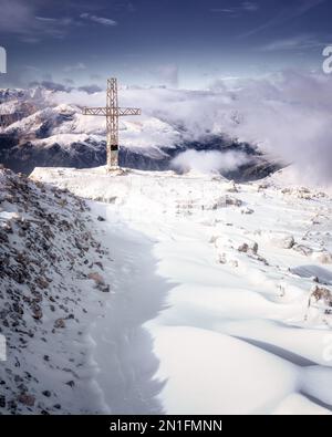 Gipfel von Sass Pordoi im Schnee, Dolomiten, Trient, Italien, Europa Stockfoto