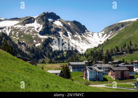 Blick auf die Alpen aus dem kleinen Dorf Stoos in der Zentralschweiz Stockfoto