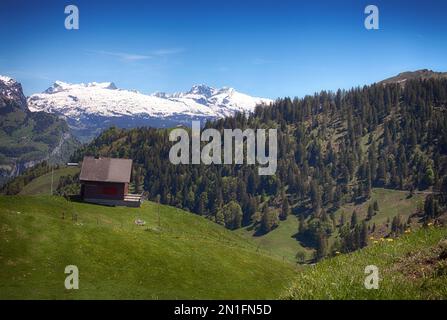 Blick auf die Alpen aus dem kleinen Dorf Stoos in der Zentralschweiz Stockfoto