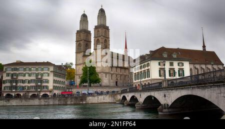 Historisches Züricher Zentrum mit der berühmten Grossmunster Kirche, Schweiz. Stockfoto