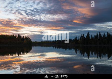 Sonnenuntergang im Herbst am Astotin Lake, Elk Island National Park, Alberta, Kanada, Nordamerika Stockfoto