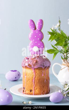 Osterkuchen mit Lebkuchen in Kaninchenform sowie Fliedereier Stockfoto