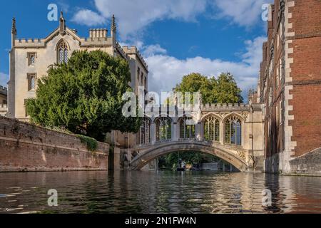 Seufzerbrücke und St. Johns College von der River Cam, Cambridge University, Cambridge, Cambridgeshire, England, Großbritannien, Europa Stockfoto