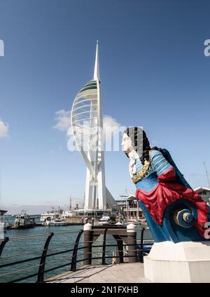 Galionsfigur von HMS Marlborough und Spinnaker Tower, Gunwharf Quays, Portsmouth, Hampshire, England, Großbritannien, Europa Stockfoto