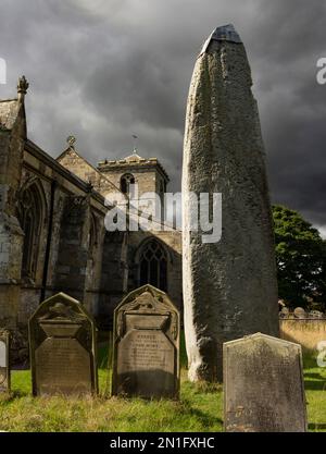 Rudston Monolith, der höchste Stehstein Großbritanniens, Rudston, Bridlington, Yorkshire, England, Großbritannien, Europa Stockfoto