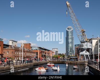 Kanalseite mit Dock Crane und No. 1 (Lipstick) Tower, Gunwharf Quays, Portsmouth, Hampshire, England, Großbritannien, Europa Stockfoto