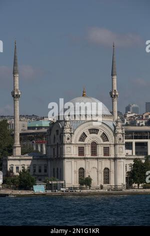 Dolmabahce-Moschee, auf der Bosporus-Straße, Istanbul, Türkei, Europa Stockfoto