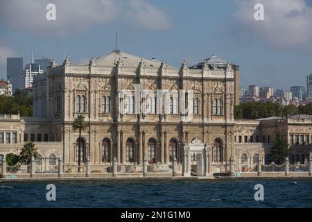 Dolmabahce-Palast, auf der Bosporus-Straße, Istanbul, Türkei, Europa Stockfoto