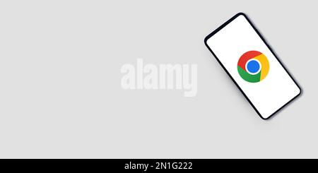 Google Chrome auf dem mobilen Bildschirm mit leerem Space-Banner und redaktionellem Hintergrund des Browsers Stockfoto