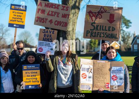 Harefield, Großbritannien. 6. Februar 2023 Krankenschwestern des Royal College of Nursing (RCN) in England an einer Streikpostenlinie vor dem Harefield Hospital im Nordwesten Londons. Das Krankenhaus ist Teil von Guys und St. Thomas NHS Foundation Trust und Krankenschwestern streiken am 6. Und 7. Februar in einem anhaltenden Streit um die Bezahlung. Kredit: Stephen Chung / Alamy Live News Stockfoto