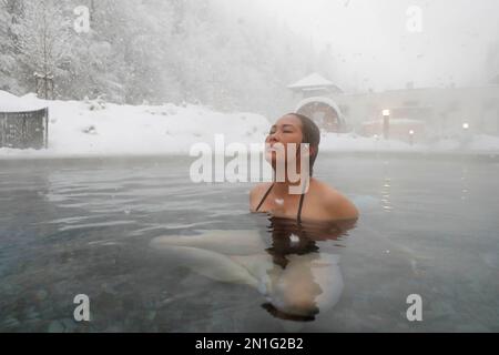 Saint-Gervais Mont-Blanc Thermalbad, Frau, die im Winter Spa und Wellnessbehandlung genießt, Haute Savoie, Frankreich, Europa Stockfoto