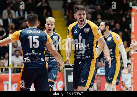 Vibo Valentia, Italien. 04. Februar 2023. Castellana grotte Exultation während des Del Monte Italian Cup A2 Finales der Herren – Tonno Callipo Vibo Valentia vs BCC Castellana Grotte, italienischer Volleyball Men Cup in Vibo Valentia, Italien, Februar 04 2023 Kredit: Independent Photo Agency/Alamy Live News Stockfoto