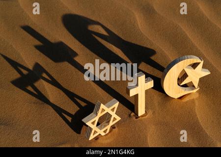 Religiöse Symbole des Katholizismus, des Islam, des Judentums, des Konzepts der interreligiösen Spiritualität, der Vereinigten Arabischen Emirate, Naher Osten Stockfoto