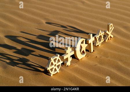 Religiöse Symbole des Katholizismus, des Islam, des Judentums, der Orthodoxie, des Protestanten, Buddhismus und Hinduismus, interreligiöses Spiritualkonzept, Vereinigte Arabische Emira Stockfoto