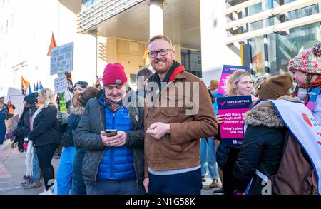 Brighton UK 6. Februar 2023 - Lloyd Russell-Moyle der Labour-MP von Brighton Kemptown schließt sich dem Schwesternpokal vor dem Royal Sussex County Hospital in Brighton an, während das Royal College of Nursing einen weiteren zweitägigen Spaziergang in England beginnt : Credit Simon Dack / Alamy Live News Stockfoto