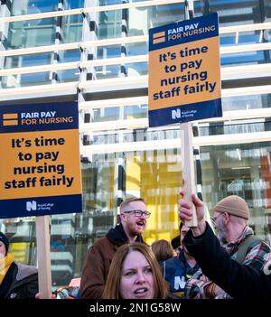 Brighton UK 6. Februar 2023 - Lloyd Russell-Moyle der Labour MP für Brighton Kemptown auf der Rückseite schließt sich der Schwesternpokal vor dem Royal Sussex County Hospital in Brighton an, während das Royal College of Nursing einen weiteren zweitägigen Spaziergang in England beginnt: Credit Simon Dack / Alamy Live News Stockfoto