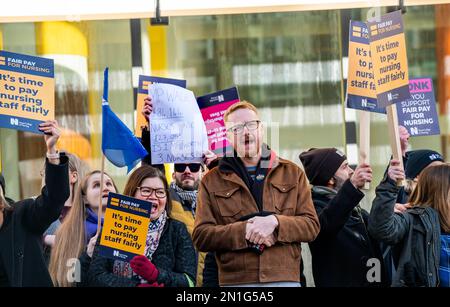 Brighton UK 6. Februar 2023 - Lloyd Russell-Moyle der Labour-MP von Brighton Kemptown schließt sich dem Schwesternpokal vor dem Royal Sussex County Hospital in Brighton an, während das Royal College of Nursing einen weiteren zweitägigen Spaziergang in England beginnt : Credit Simon Dack / Alamy Live News Stockfoto