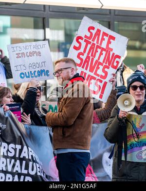 Brighton UK 6. Februar 2023 - Lloyd Russell-Moyle der Labour-MP von Brighton Kemptown schließt sich dem Schwesternpokal vor dem Royal Sussex County Hospital in Brighton an, während das Royal College of Nursing einen weiteren zweitägigen Spaziergang in England beginnt : Credit Simon Dack / Alamy Live News Stockfoto