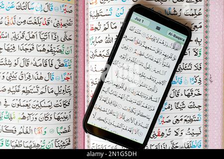 Digitaler Koran auf Smartphone und traditionellem Papier Heiliger Koran, Papier und digitaler Koran, Al-Serkal-Moschee, Kambodscha, Indochina, Südostasien, Asien Stockfoto