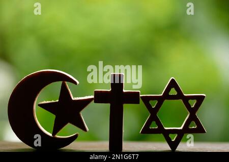 Religiöse Symbole des jüdischen Sterns Davids, des muslimischen Sterns und des Halbmonds, des christlichen Kreuzes, des interreligiösen und interreligiösen dialogs, Vietnams, Indochina, Sout Stockfoto