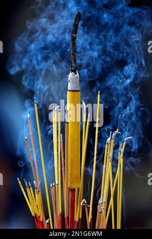 Räucherstäbchen, Ba Thien Hau Chinese Temple, Ho Chi Minh City, Vietnam, Indochina, Südostasien, Asien Stockfoto