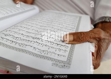 Muslimischer Mann, der den arabischen Heiligen Koran in der Moschee liest, Masjid Ar-Rohmah Moschee, an Giang, Vietnam, Indochina, Südostasien, Asien Stockfoto