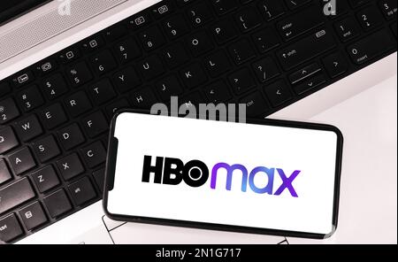 Moderne Unterhaltungsplattform HBO mit Mobilgerät und Laptop im Hintergrund, Leitartikel Stockfoto