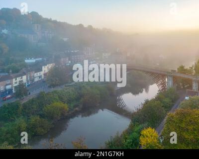 Die Eisenbrücke über den Fluss Severn, Ironbridge Gorge, UNESCO-Weltkulturerbe, Ironbridge, Telford, Shropshire, England, Großbritannien, Europa Stockfoto